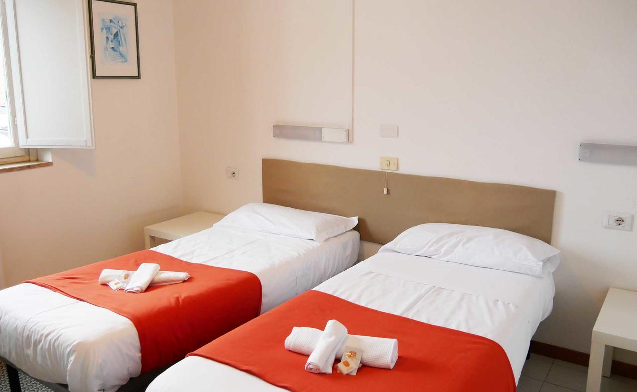 Ave Gratia Plena Hostel Salerno Buitenkant foto